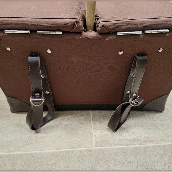 Picnic Time Picnic basket set- New with tags - Picture 5 of 7
